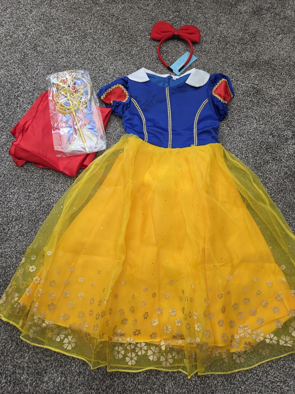 Classic Snowwhite Princess Kids Costume with Accessories. Size 4t